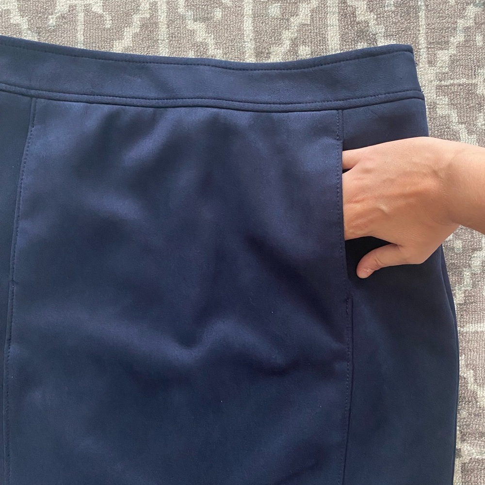 EUC Ann Taylor Loft 8 navy pencil skirt, pockets, faux suede, lined, back slit - Picture 2 of 14